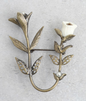 U字お花ブローチ(アイボリー-ONESIZE)