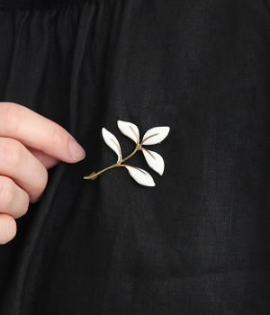 リーフ型 エポ乗せブローチ(ホワイトマット-ONESIZE)