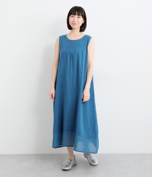 Wガーゼ襟元ピンタック裾ドットノースリーブワンピース(ブルー-ONESIZE)