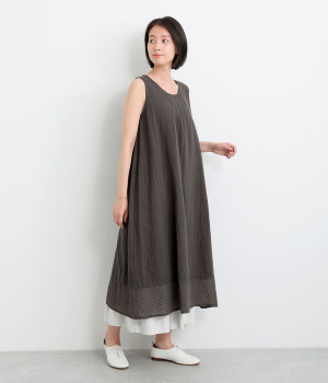 Wガーゼ襟元ピンタック裾ドットノースリーブワンピース(スミクロ-ONESIZE)
