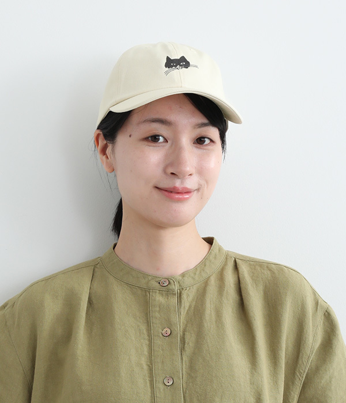 ペロネコ刺繍入りキャップ(アイボリー-ONESIZE)