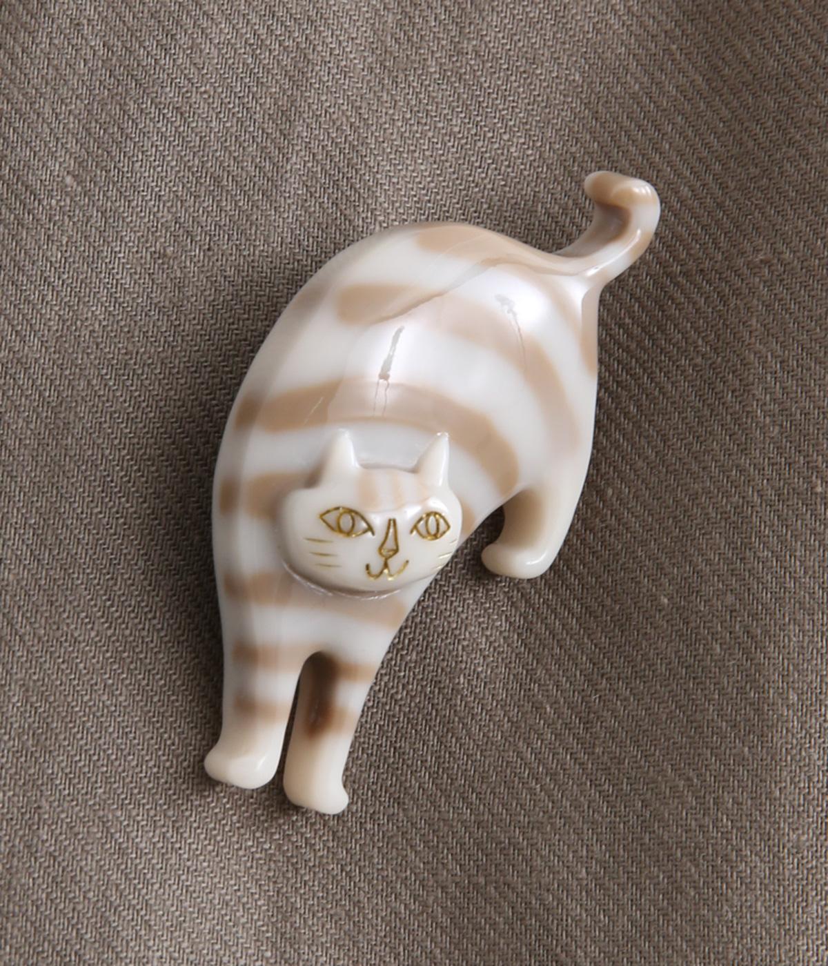 TORANEKO BONBONプルっと樹脂ネコさんブローチ(ベージュ系-F)