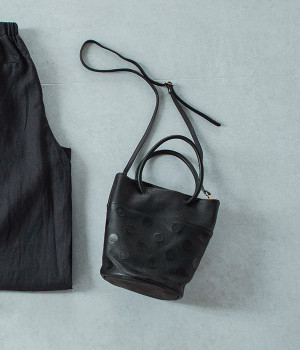 別注｜丸手ドットエンボス　バケツ2wayトートバッグ(ブラック-ONESIZE)