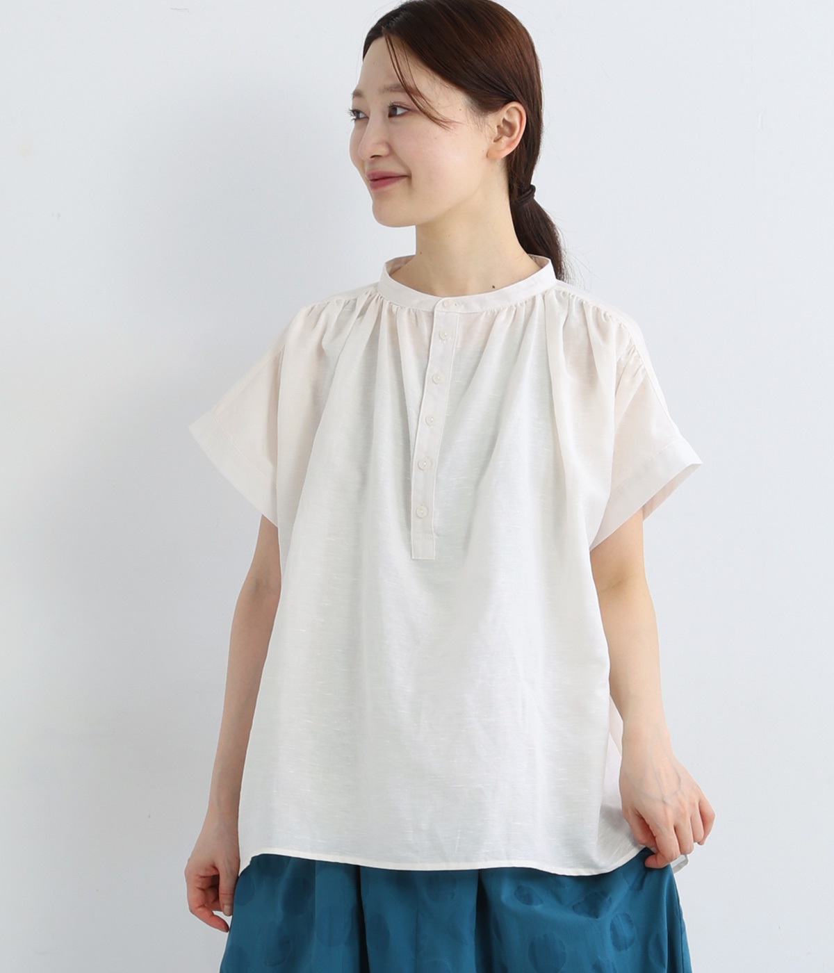 バンドカラーギャザーブラウス(ホワイト-ONESIZE)