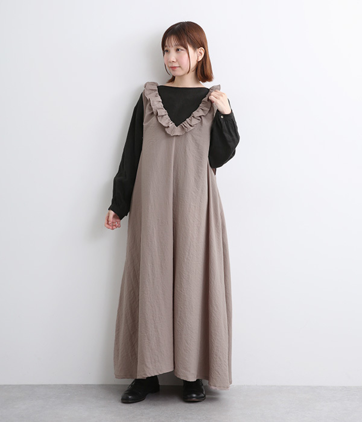 とろみワッシャー襟元フリル付ノースリーブワンピース 着丈125cm(グレージュ-ONESIZE)