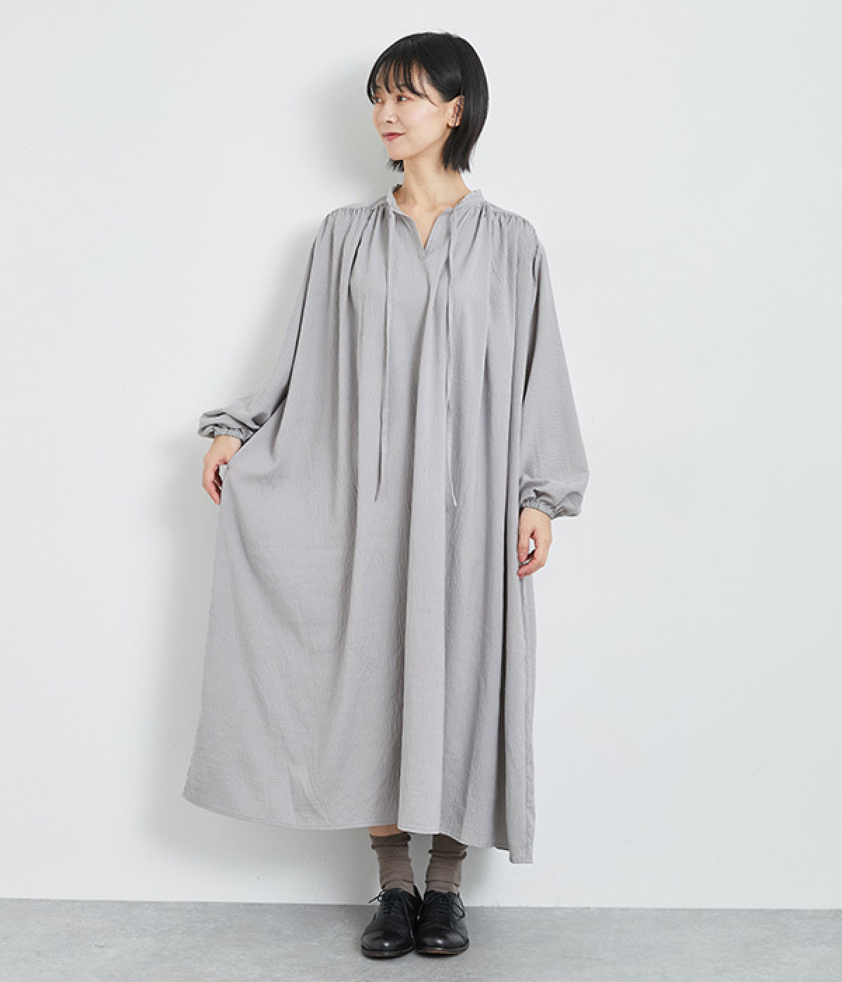 肩ヨークギャザーワンピース(ライトグレー-ONESIZE)