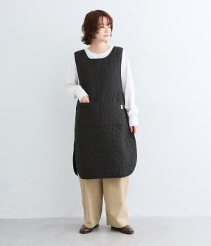 撥水花柄キルトノースリーブロング丈エプロン（ブラック・F）