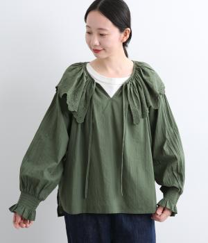 スカラップ刺繍フリルネック袖口シャーリングブラウス(グリーン-ML)
