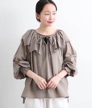 スカラップ刺繍フリルネック袖口シャーリングブラウス(グレージュ-ML)