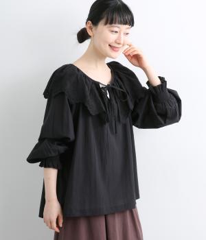 スカラップ刺繍フリルネック袖口シャーリングブラウス(ブラック-ML)