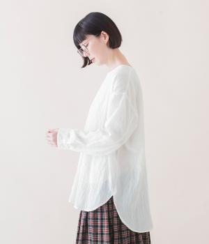 重ね着上手のシャツ見えプルオーバー