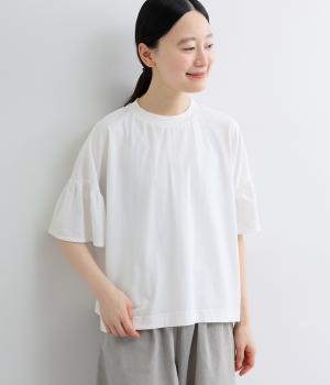 一枚で決まる袖フリルTシャツ