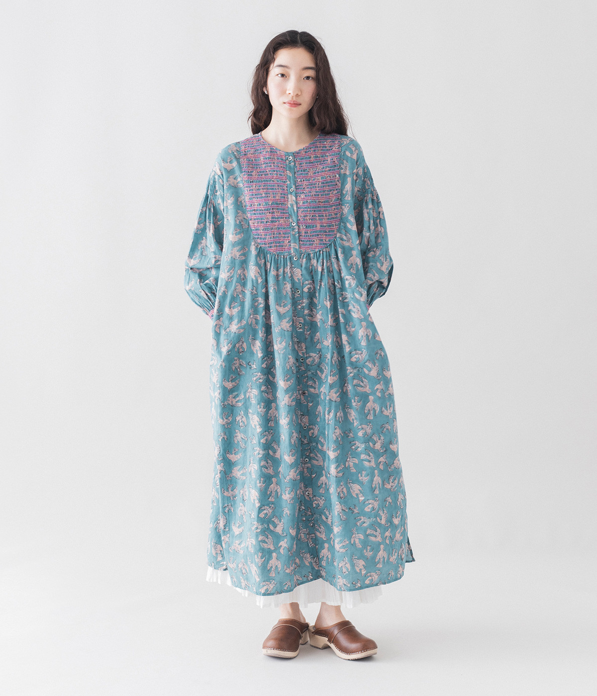 ブロックプリントスモッキングワンピース(ブルー-ONESIZE)