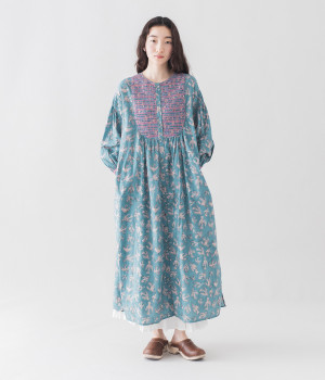 ブロックプリントスモッキングワンピース(ブルー-ONESIZE)