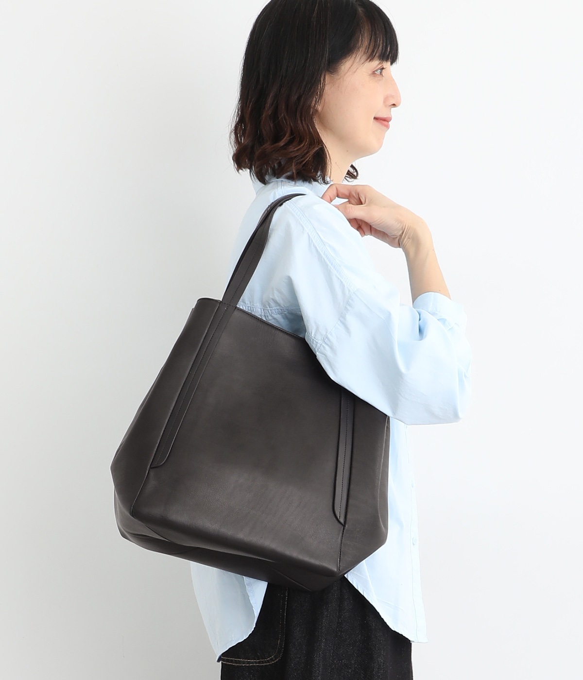 カウレザーミディアムトート(ブラック-ONESIZE)