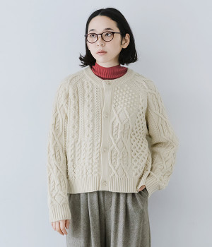 ケーブルニット　クルーネックカーディガン(アイボリー-ONESIZE)