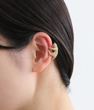 抱きつきネコイヤーカフ