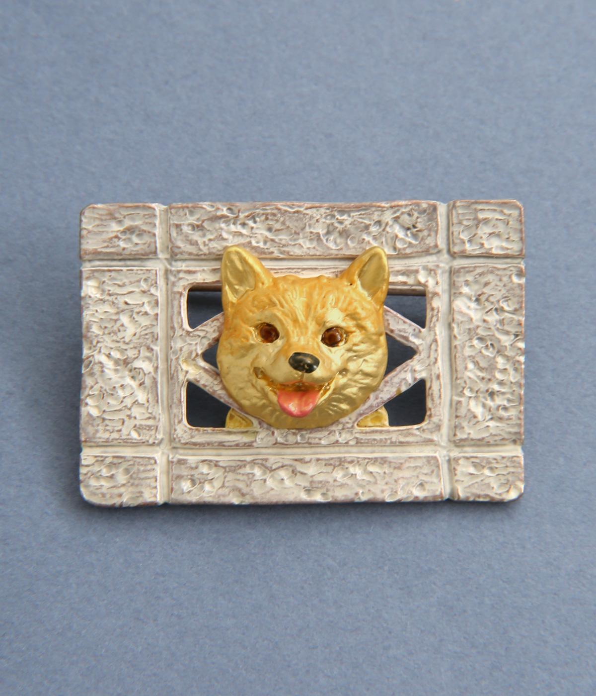 ブロック塀の隙間からブローチ(カラー1-F)