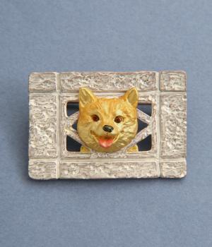 ブロック塀の隙間からブローチ(カラー1-F)