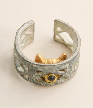 ブロック塀の隙間からリング(カラー1-F)