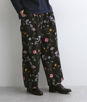 コットンキャンブリックボタニカルプリントワンタックパンツ(ブラック-ONESIZE)