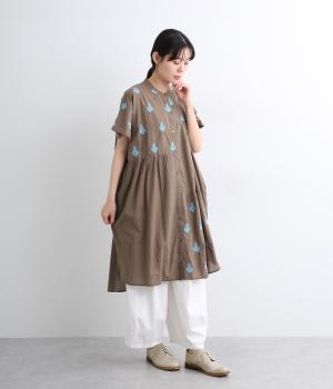 キャンブリック　アラベスク刺繍　切替えドロップスリーブロングシャツ(ブラウン-ONESIZE)