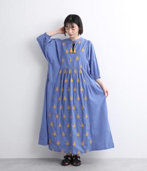 キャンブリック　アラベスク刺繍　ドルマンギャザーワンピース(ブルー-ONESIZE)