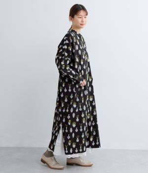 手捺染コットン　フラワーポットプリント　後ろギャザーチビ襟ワイドワンピース(ブラック-F)