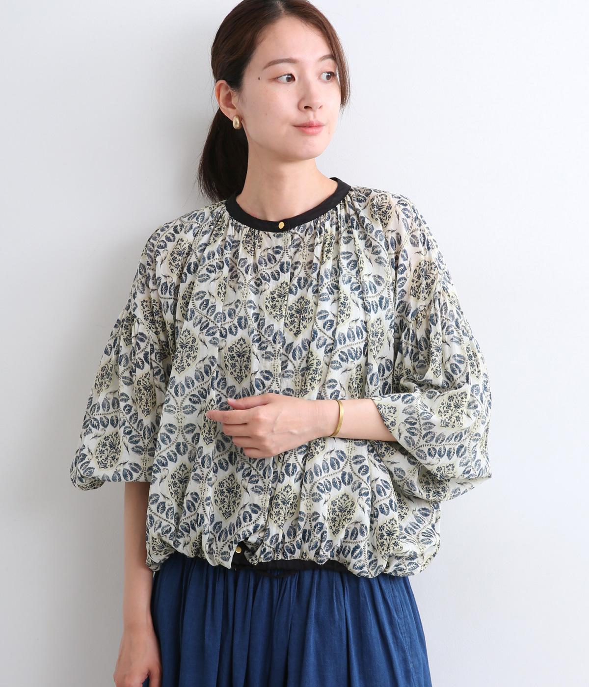 シルクタッチVoile　アラベスクリーフプリント　ギャザーブラウス(ライトグレー-F)