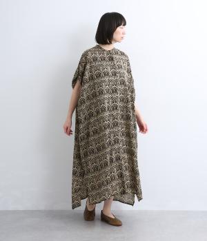 シルクタッチボイルArt Nouveauプリント　タックスリーブワンピース(ブラック-F)