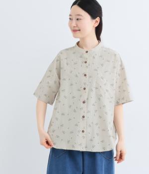 ロゴと矢印プリント　後ろフラップ付シャツ(ナチュラル-F)