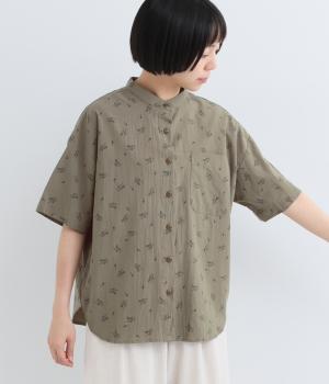 ロゴと矢印プリント　後ろフラップ付シャツ(カーキ-F)