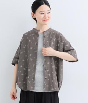 ロゴと矢印プリント　後ろフラップ付シャツ(チャコール-F)