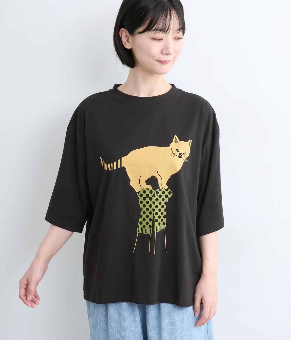 足で遊び猫プリントTシャツ｜COLORK（カラック）の商品詳細