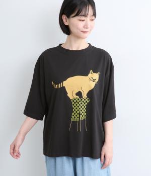 足で遊び猫プリントTシャツ(ブラック-F)