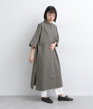 ビッグドット　サイドスリット入りワンピース(チャコール-F)