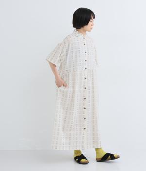 ライン入り刺繍　ミニフリルカラーワンピース(ホワイト-F)