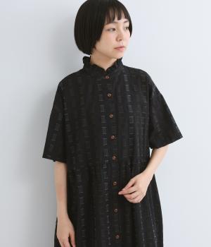 ライン入り刺繍　ミニフリルカラーワンピース(ブラック-F)