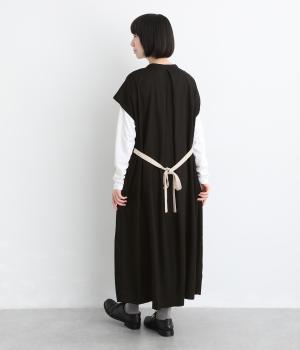 コットンリネン　後ろリボン付きジャンパーワンピース（ブラック×ナチュラル・F）