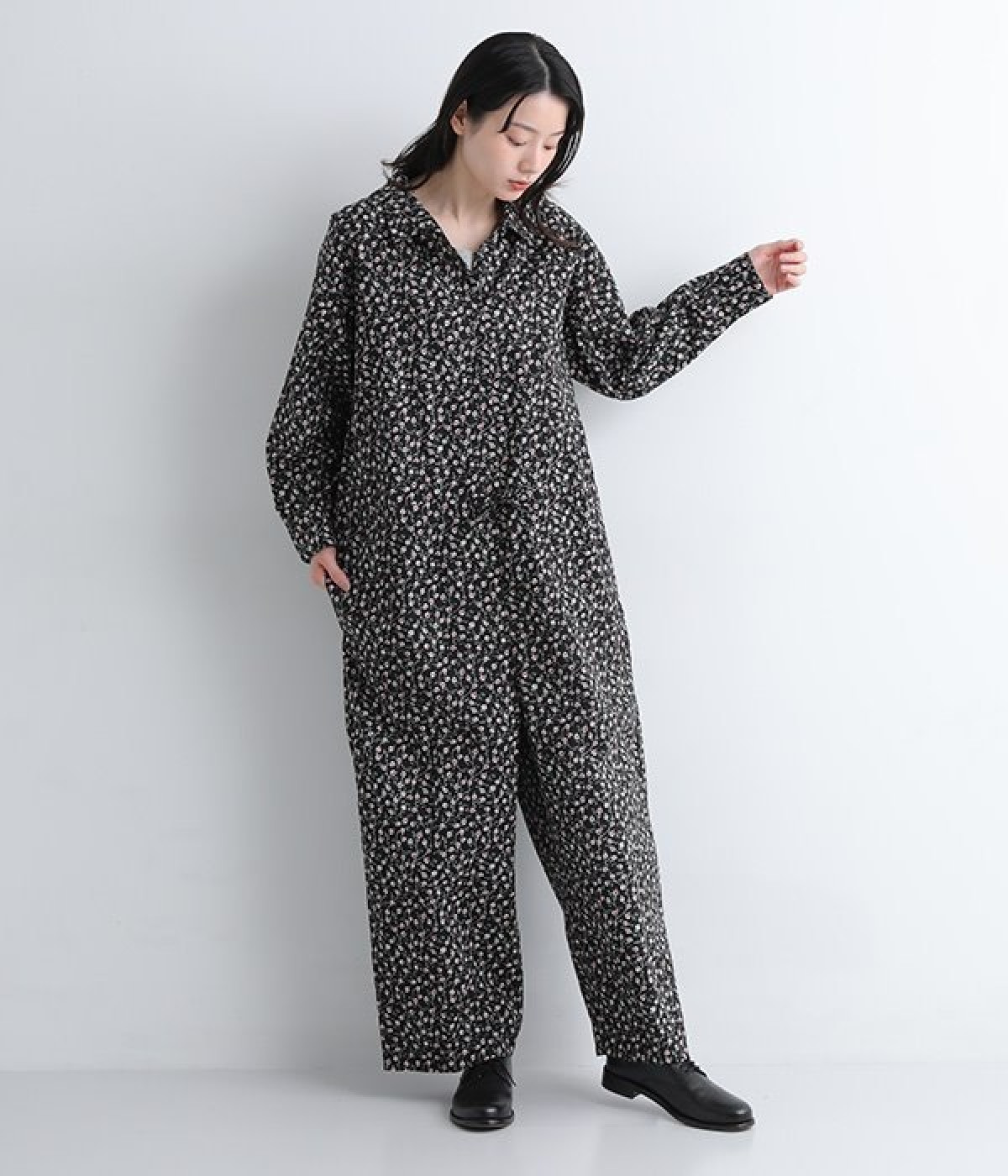 アンティークフラワー柄ジャンプスーツ｜Lintu Laulu（リントゥラウル