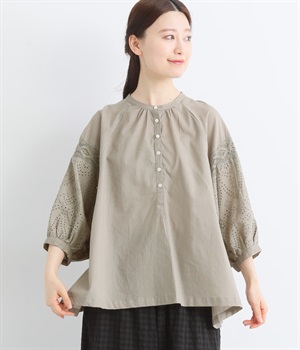 コットンキャンブリック袖刺繍プルオーバーブラウス(ベージュ-M)