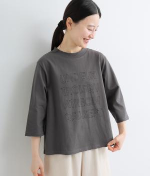 リサイクルコットンナンバーかすれプリント7分袖Tシャツ(スミクロ-M)