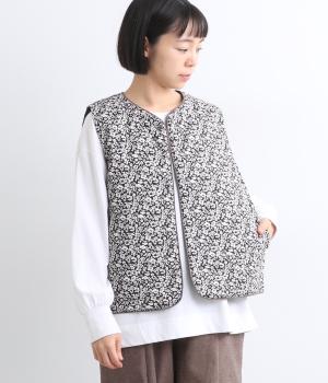 ブロードクロスソフト仕上げノーカラーリバーシブルショートベスト(モノトーンプリント-F)