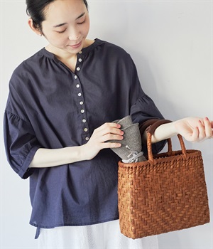 【5月中旬発売予定】コットンリネンボタンいっぱいヘンリーギャザーブラウス(チャコール-F)