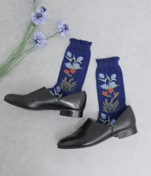 ハイゲージクルーソックス　刺繍　FLOWER(ブルー-2325)