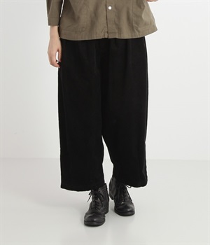 コットンコーデュロイ裾タックワイドパンツ(ブラック-M)