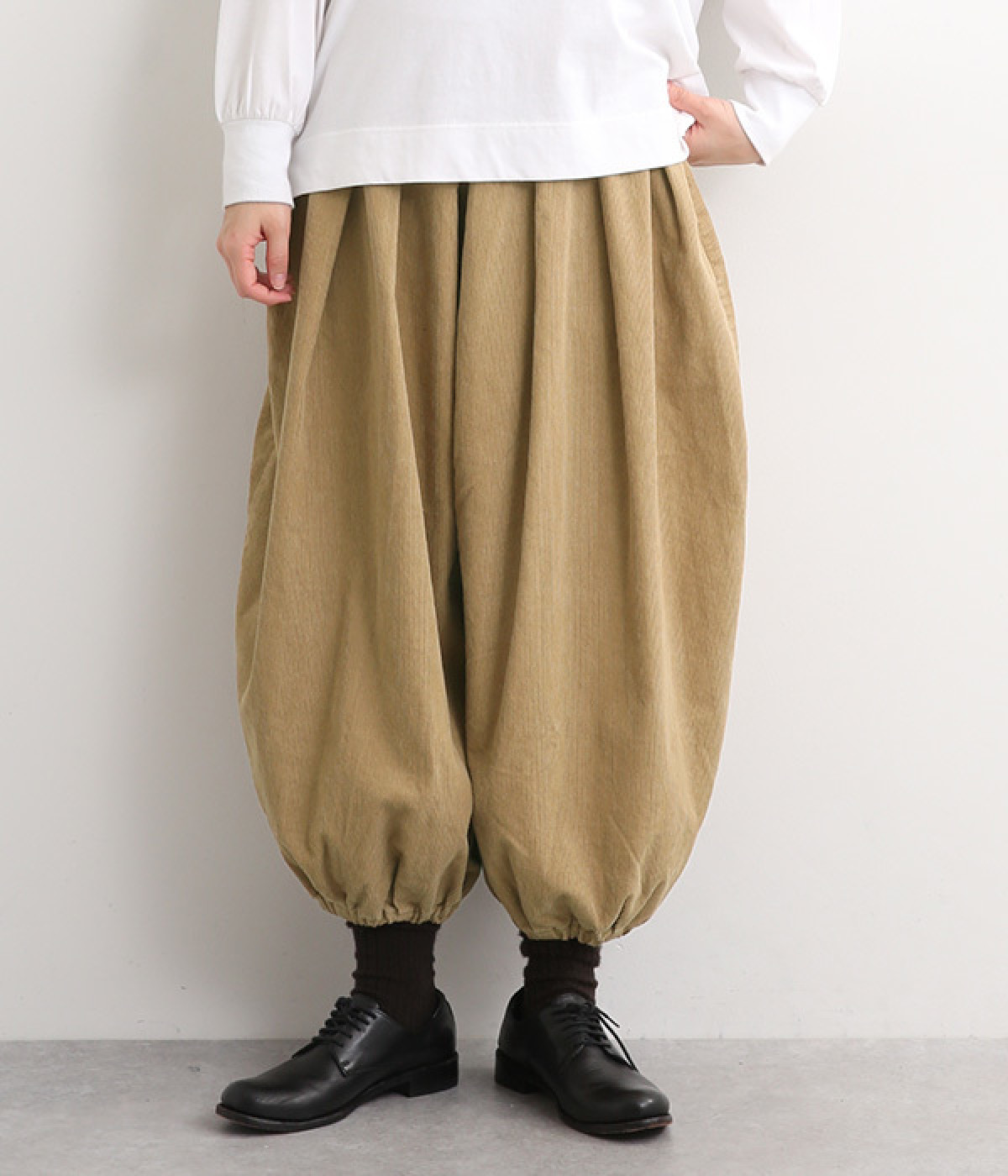 太畝コーデュロイタックコクーンパンツ(ベージュ-ONESIZE)