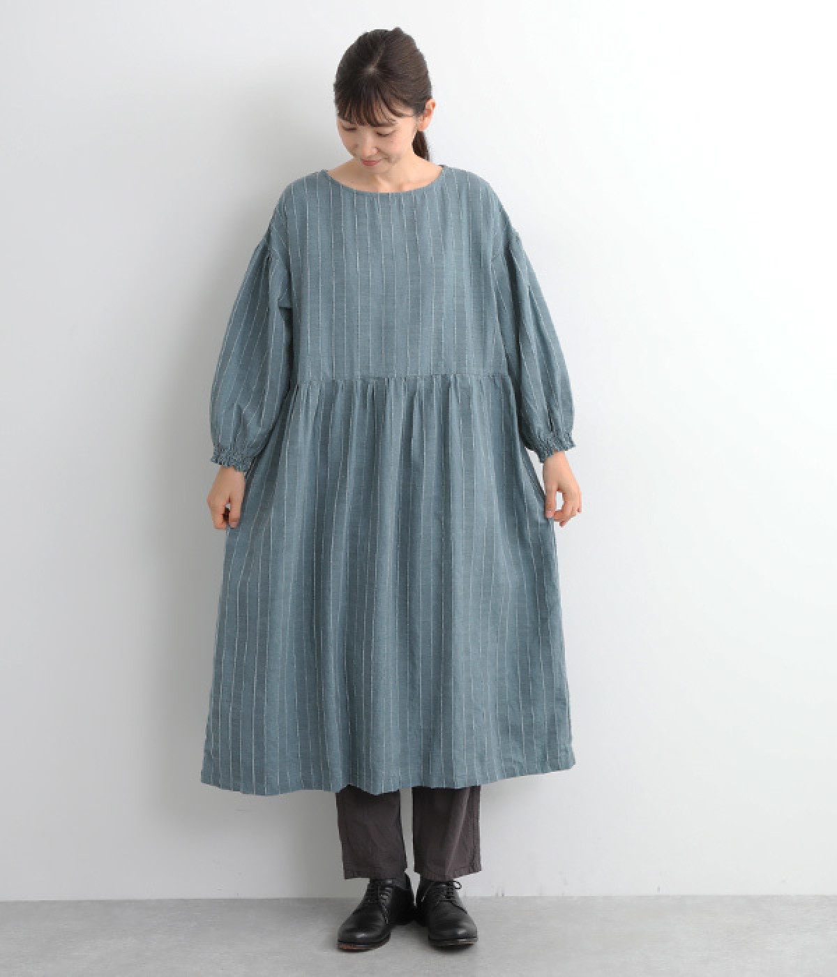 コットンリネンスラブクルーネックギャザーワンピース(ブルー-M)