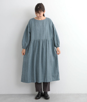 コットンリネンスラブクルーネックギャザーワンピース(ブルー-M)