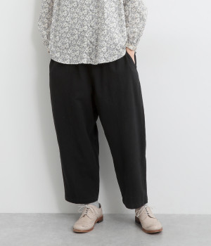 コットン15番ワッシャーリラックスフィットテーパードパンツ(ブラック-L)
